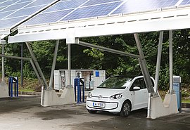 E-Smart unter einer Solar-Aufladestation.