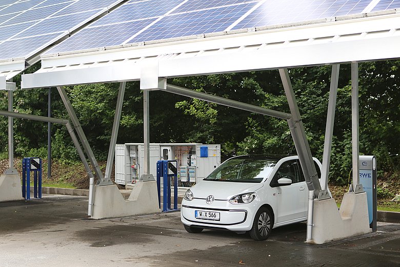 E-Smart unter einer Solar-Aufladestation.