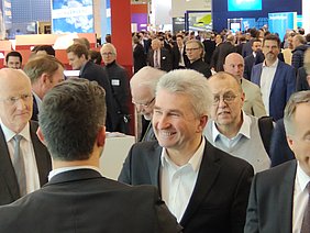 NRW-Energie-Minister Pinkwart auf der E-world
