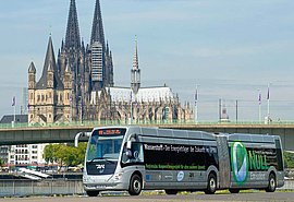Elektrobusse vor dem Kölner Dom.