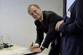 Der Parlamentarische Staatssekretär im BMBF Thomas Rachel unterschreibt die Projekt-Förderurkunden