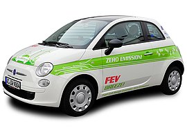 E-Auto mit grüner Beschriftung.