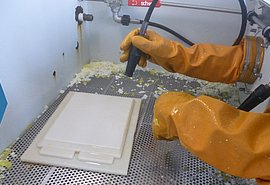 Batterieteil wird abgespritzt.