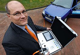 Mann mit Elektrolader.