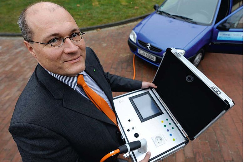 Mann mit Elektrolader.
