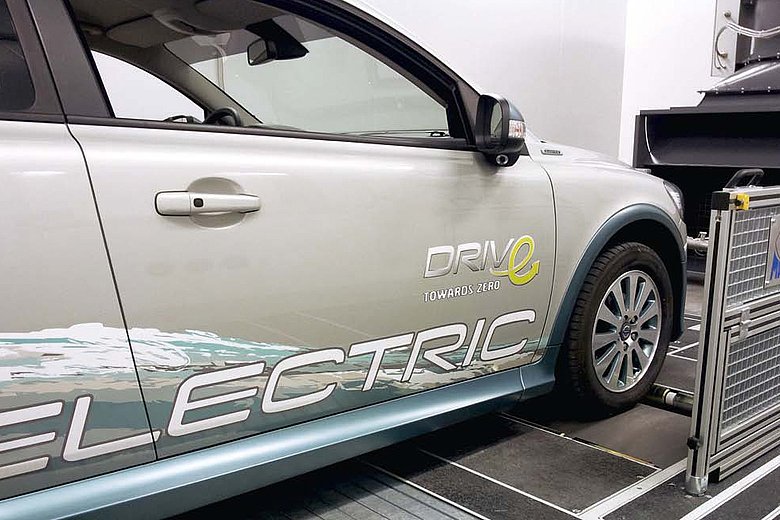 Elektroauto von der Seite.